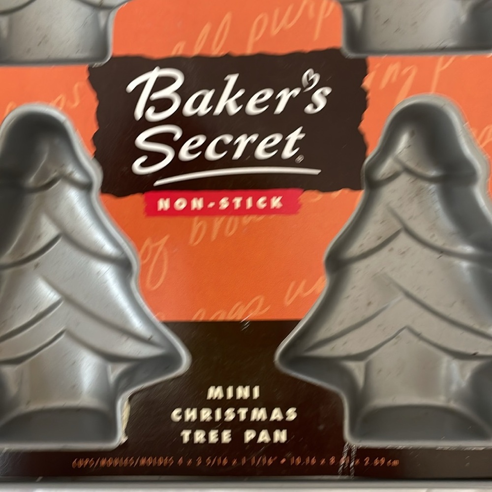 NWT VTG Baker’s Secret Non-Stick Mini Christmas Tree Pan, Bakes 6 Trees at Once